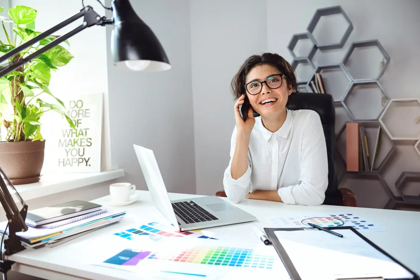 joven empresaria sonriente hermosa hablando telefono lugar trabajo oficina 176420 6960