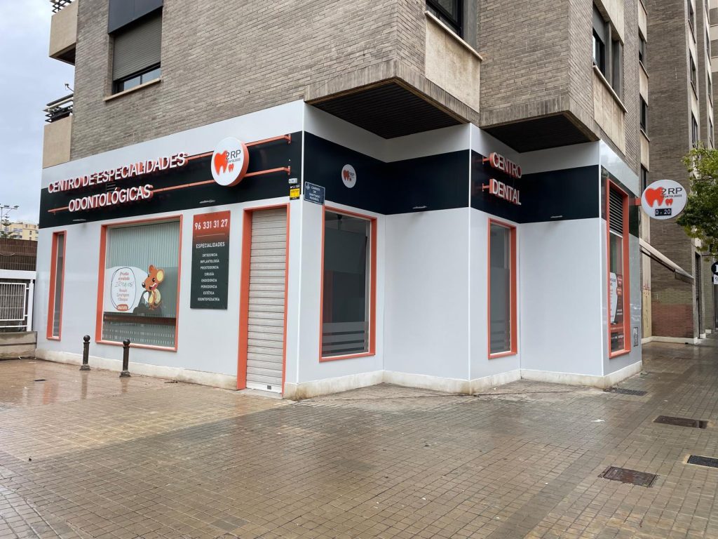Fachada composite con ángulo